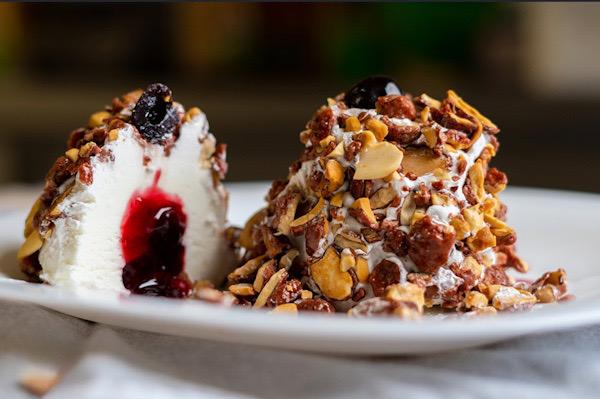 Semifreddo all'amarena e mandorle croccanti
