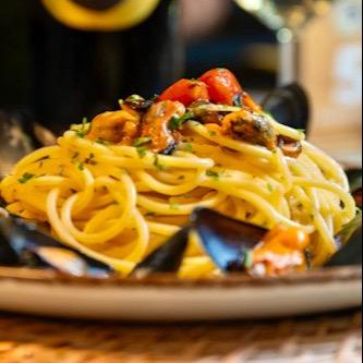 Spaghettoni alle cozze, pomodorini e prezzemolo